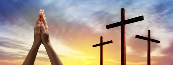 Hand reaching for the sky or praying to God and th cross of Jesu — Stock Photo, Image