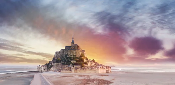 Le Mont Saint Michel isla de marea en hermoso crepúsculo al atardecer , —  Fotos de Stock