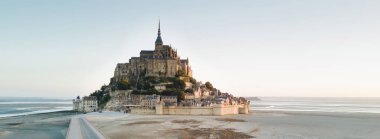 Le Mont Saint Michel gelgit Island'da alacakaranlıkta güzel alacakaranlık,