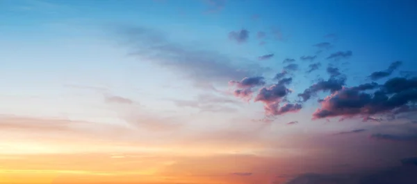 Atardecer o amanecer cielo colorido fondo — Foto de Stock