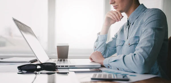 Website-Entwickler arbeitet mit Laptop im Büro auf Holztisch. — Stockfoto