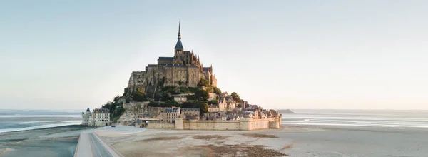 Le Mont Saint Michel getijden eiland in mooie schemering in de schemering, — Stockfoto