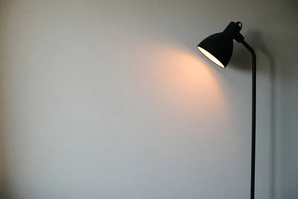 Lámpara loft de pie negra en el interior que brilla con bombilla edison en el interior — Foto de Stock