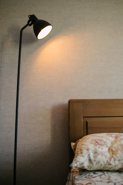 Černá podkrovní lampa v interiéru svítí s žárovkou uvnitř — Stock fotografie