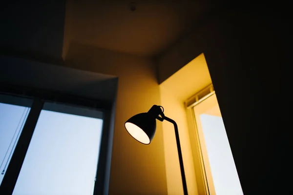 Svart stående loft lampa i interiör skiner med Edison glödlampa inuti — Stockfoto