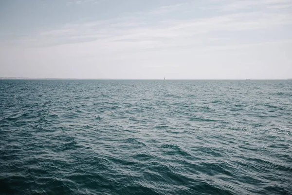 Η θάλασσα ήρεμη επιφάνεια. Εμφάνιση ταινίας — Φωτογραφία Αρχείου