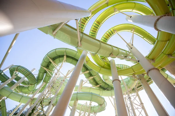 Deslizadores Aquapark verdes. Vista de abajo hacia arriba — Foto de Stock