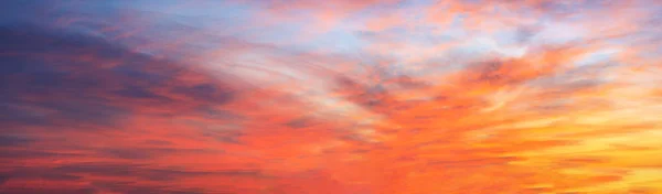 Atardecer o amanecer cielo colorido fondo panorama — Foto de Stock