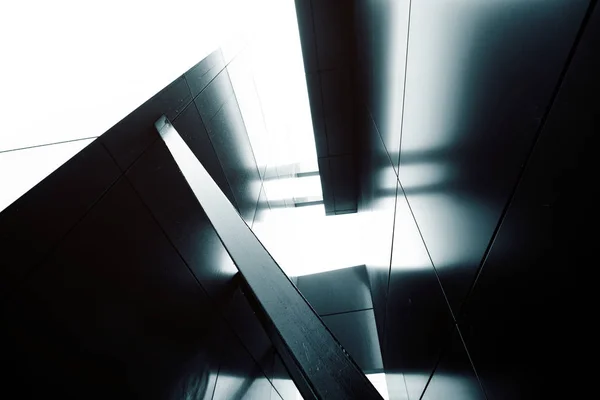 Brett vinkel abstrakt bakgrund syn på stål ljusblå del av höghus kommersiell byggnad skyskrapa — Stockfoto