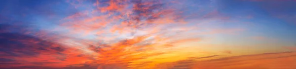 Pôr do sol ou nascer do sol céu colorido panorama de fundo — Fotografia de Stock