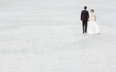 Düğün çifti uzaklaşıyor. Metin için boşluk ile birlikte boş