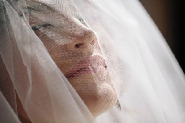 目を閉じて閉じる花嫁の肖像画 — ストック写真