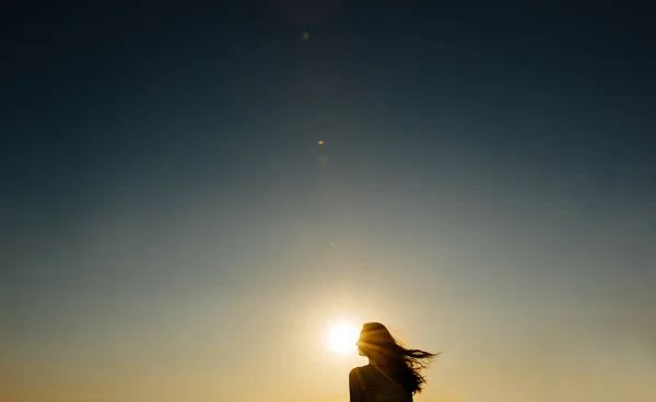 Γυναίκα σιλουέτα απολαμβάνοντας την ανατολή ή το ηλιοβασίλεμα την άνοιξη έξω — Φωτογραφία Αρχείου