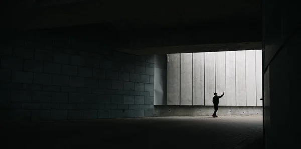 Hombre Una Salida Del Túnel Mirando Hacia Arriba Levantando Mano — Foto de Stock