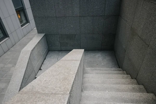 Abstrakter Teil Eines Bürozentrums Aus Zement Das Treppen Baut — Stockfoto