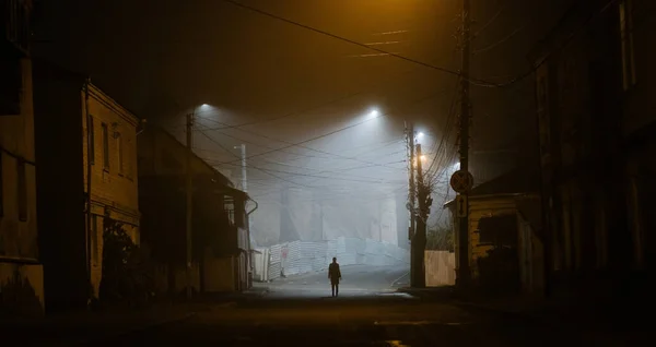 Şehir Işıklarında Sisli Eski Bir Şehirde Yalnız Bir Kadın Yürüyor — Stok fotoğraf
