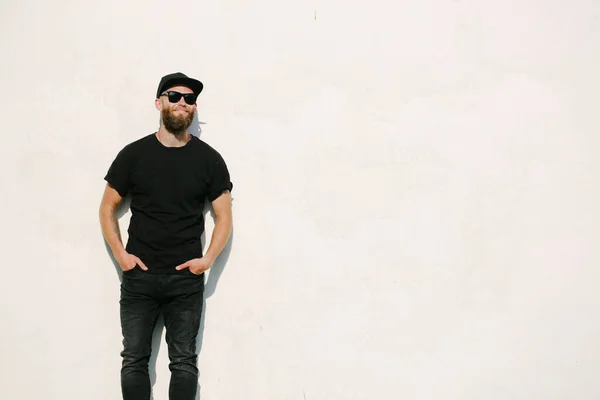 Hipsterski Przystojny Mężczyzna Model Brodą Czarnym Czystym Shircie Czapce Daszkiem — Zdjęcie stockowe