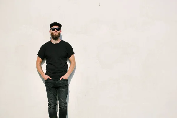 Hipster Jóképű Férfi Modell Szakállal Visel Fekete Üres Póló Egy — Stock Fotó