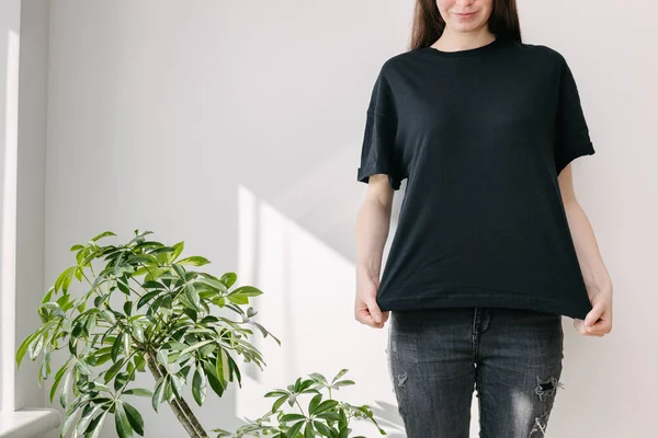 Skinny Vrouw Draagt Zwart Wit Shirt Zwarte Jeans Met Ruimte — Stockfoto