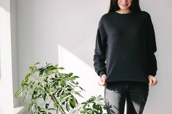 Een Vrouw Met Een Zwarte Trui Een Witte Achtergrond Sweatshirt — Stockfoto