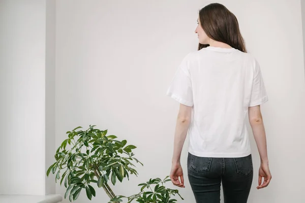 흰색빈 티셔츠와 청바지를 위에서 스타일로 로고나 디자인을 깡마른 — 스톡 사진