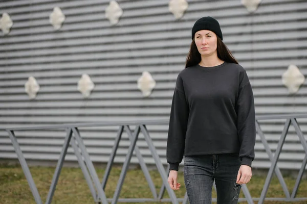 Vrouw Met Zwarte Sweater Stedelijk Gebied Casual Stedelijke Stijl Grijze — Stockfoto