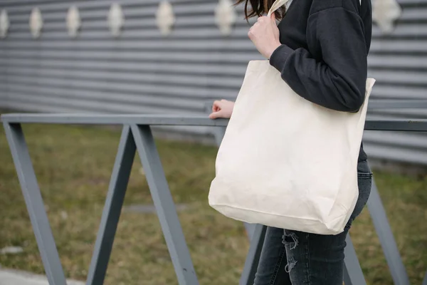 Fiatal Kezében Fehér Textil Eco Bag Ellen Városi Szürke Háttér — Stock Fotó