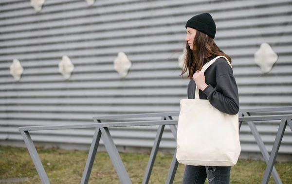 Junge Frau Mit Weißer Textil Öko Tasche Vor Städtischem Grauen — Stockfoto