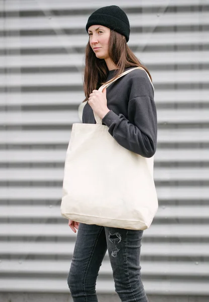 Giovane Donna Possesso Tessuto Bianco Eco Bag Contro Urbano Città — Foto Stock