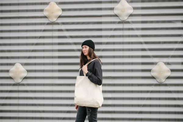Fiatal Kezében Fehér Textil Eco Bag Ellen Városi Szürke Háttér — Stock Fotó