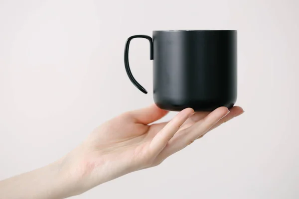 Taza Metal Negro Para Café Mano Mujer Sobre Fondo Blanco —  Fotos de Stock