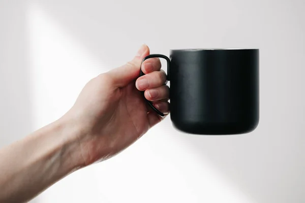 Svart Metall Kopp För Och Kaffe Kvinna Hand Över Vit — Stockfoto