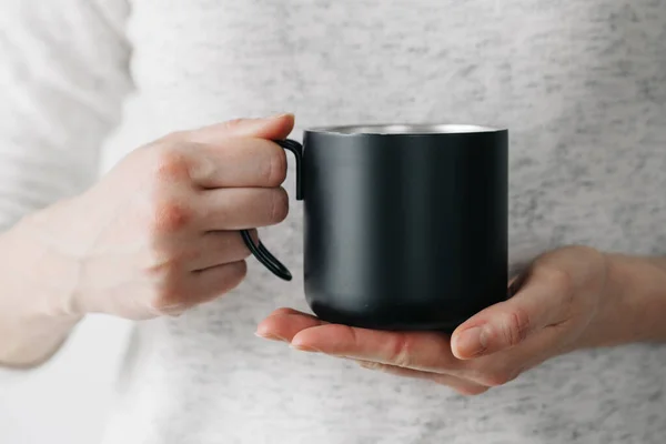 黒金属カップのためにお茶とコーヒーで女性手上の白い背景 — ストック写真