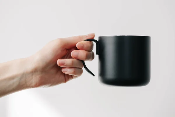 Μαύρο Μεταλλικό Κύπελλο Για Τσάι Και Καφέ Γυναίκα Χέρι Πάνω — Φωτογραφία Αρχείου