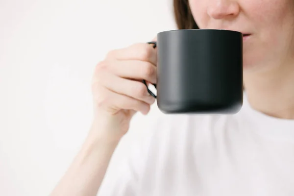 Czarny Metalowy Kubek Herbaty Kawy Ręce Kobiety Biały Tło Filiżanki — Zdjęcie stockowe
