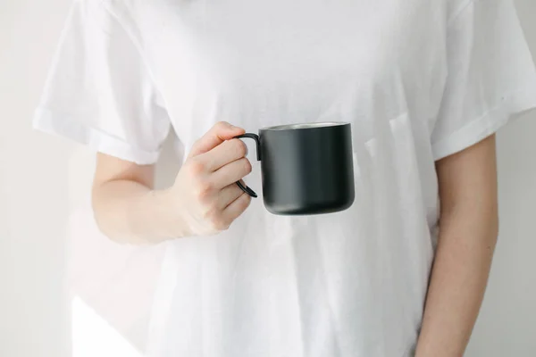 Μαύρο Μεταλλικό Κύπελλο Για Τσάι Και Καφέ Γυναίκα Χέρι Πάνω — Φωτογραφία Αρχείου