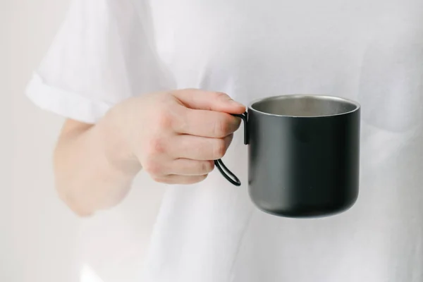 여자가 커피를 마시기 배경으로 컵이나 — 스톡 사진