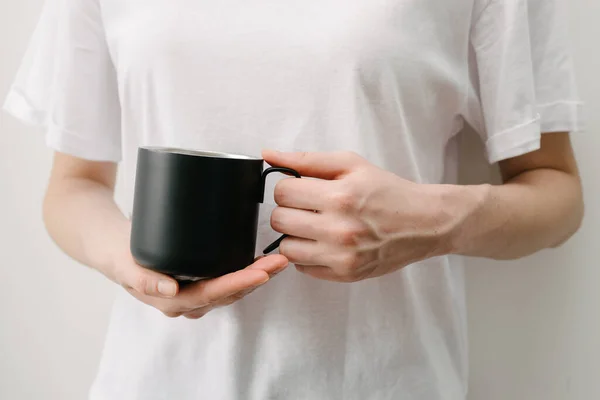 Taza Metal Negro Para Café Mano Mujer Sobre Fondo Blanco —  Fotos de Stock