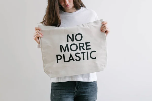 Konsep Eco Wanita Memegang Tas Eko Tekstil Putih Dengan Latar — Stok Foto