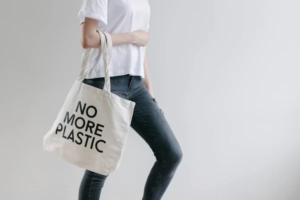 Eco Concept Van Vrouw Met Witte Textiel Eco Tas Tegen — Stockfoto