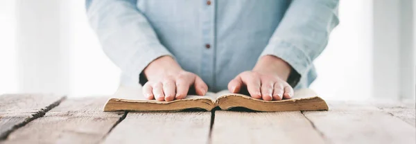 Hände Beten Mit Einer Bibel Über Einem Holztisch — Stockfoto