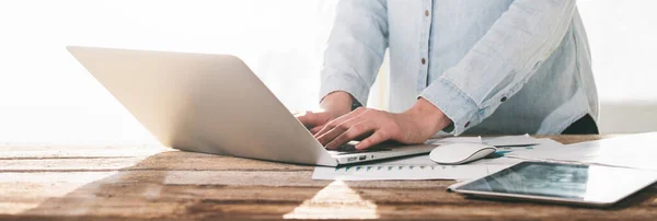 Frau Arbeitet Drinnen Laptop Und Tablet Auf Einem Stehtisch Aus — Stockfoto