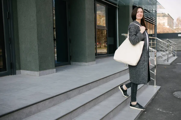 Ung Kvinna Som Håller Vit Textil Eko Väska Mot Urban — Stockfoto