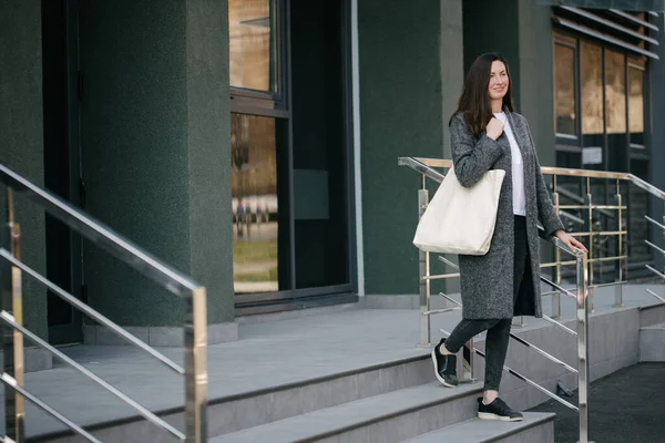 Junge Frau Mit Weißer Textil Öko Tasche Vor Städtischem Hintergrund — Stockfoto