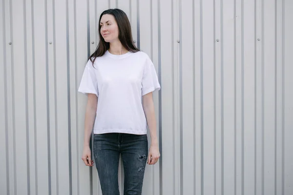 Mulher Magro Vestindo Shirt Branca Branco Jeans Pretos Com Espaço — Fotografia de Stock