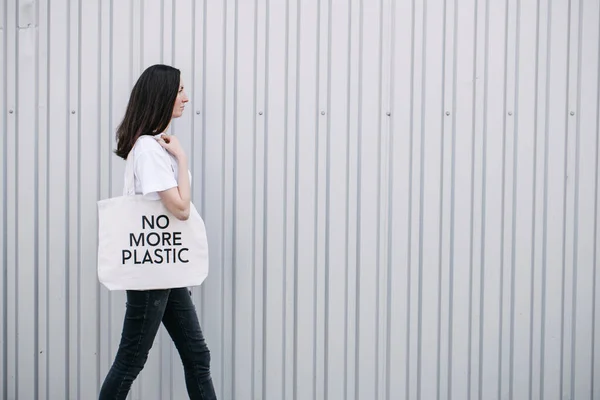 Tidak Ada Lagi Konsep Eko Plastik Wanita Memegang Tas Eco — Stok Foto