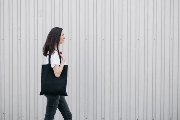 Mujer Joven Sosteniendo Bolso Ecológico Textil Negro Contra Fondo Urbano —  Fotos de Stock