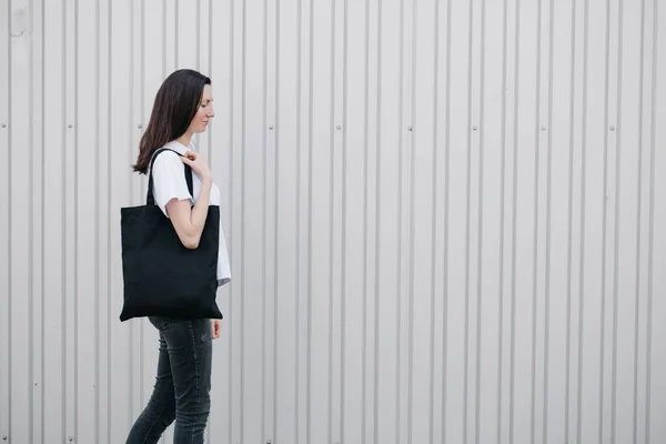 Mujer Joven Sosteniendo Bolso Ecológico Textil Negro Contra Fondo Urbano —  Fotos de Stock