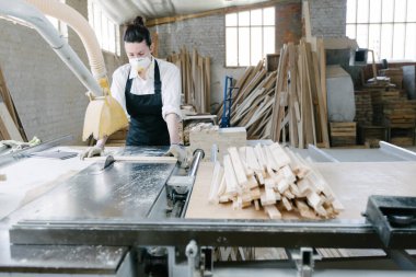 Kendi marangozluğunda marangoz olarak çalışan kendine güvenen bir kadın.