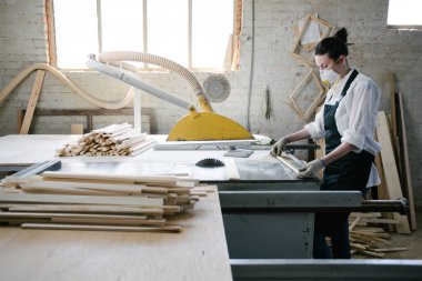 Kendi marangozluğunda marangoz olarak çalışan kendine güvenen bir kadın.